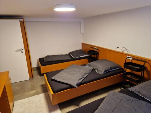 穆更斯托姆Monteurzimmer-mit GemeinschaftsBad und Küche BEI RASTATT的一间客房内配有两张双层床的房间