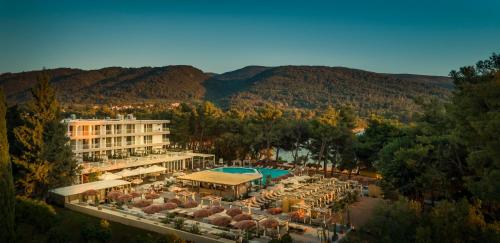 斯塔里格勒HVAR PLACESHOTEL by Valamar的享有酒店和度假村的空中景致