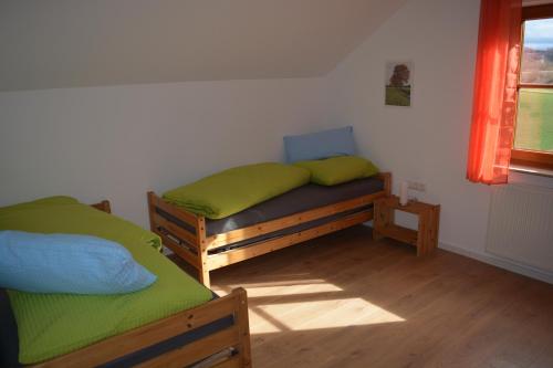 Ferienwohnung Rißblick的一间卧室设有两张单人床和一个窗户。