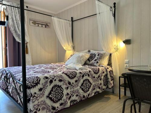 里斯本Charme da Graça的一间卧室配有一张带黑白色棉被的床
