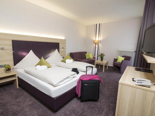 汉诺威莱讷宫康库德酒店的酒店客房设有两张床和电视。