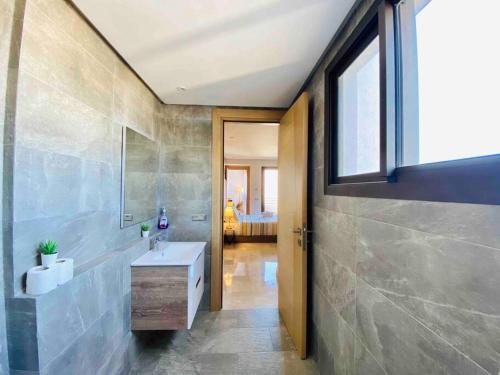 卡萨布兰卡Mogador Presidential Terrace - By AppartAli的一间带白色水槽和窗户的浴室