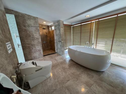 头顿Nancy Grand Villa seaview 2的带浴缸和盥洗盆的大浴室