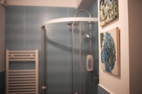 维泰博A casa di Asia的带淋浴的浴室,带玻璃门