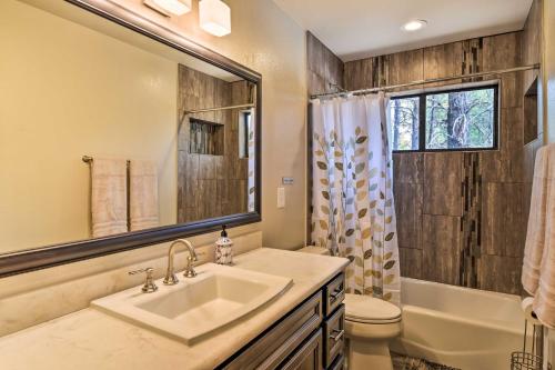 弗拉格斯塔夫Flagstaff Home with Back Deck - 5 Mi to Downtown的一间带水槽、卫生间和镜子的浴室