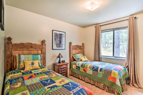 弗拉格斯塔夫Flagstaff Home with Back Deck - 5 Mi to Downtown的一间卧室设有两张床和窗户。