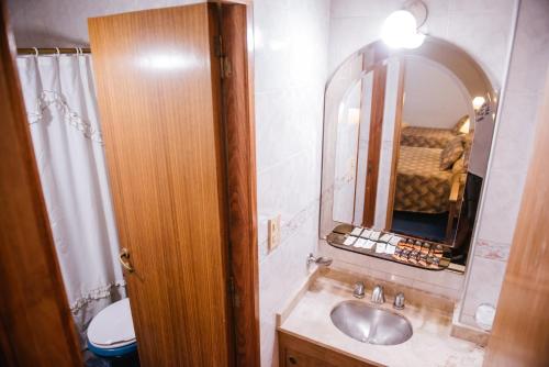 门多萨Hotel Pacífico的一间带水槽和镜子的浴室