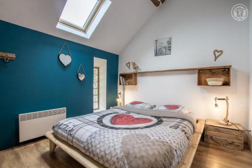 RuffieuxGite la Montagnette的一间卧室设有一张床和蓝色的墙壁