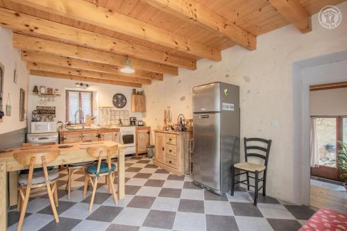 RuffieuxGite la Montagnette的厨房配有冰箱和桌椅