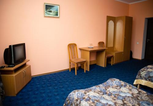 克列缅丘格Avalon的客房设有两张床、一台电视和一张桌子。