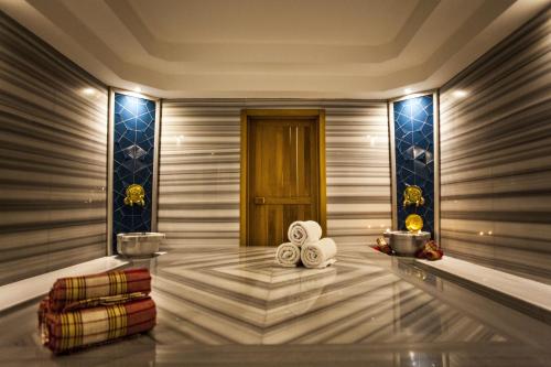 伊斯坦布尔伊斯坦布尔叙尔梅利酒店的大堂设有门和一张带毛巾的桌子