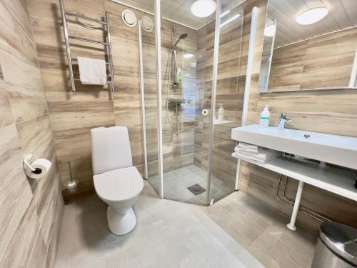 鲁卡Hotel Arctic Zone的浴室配有卫生间、淋浴和盥洗盆。