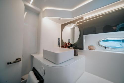 里斯本Valéria, uma noite de sonho的白色的浴室设有水槽和镜子