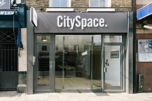 伦敦CitySpace Borough的商店前的城市空间标志
