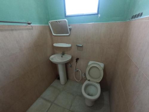 MonaragalaKING TOP Holiday Inn的一间带卫生间和水槽的小浴室