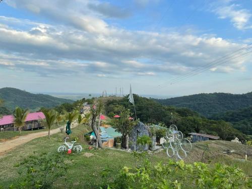 弗洛伦西亚Hotel el Turista的山边的房屋,有自行车停放