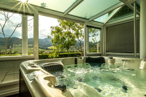斯洛文尼亚格拉代茨Relax & Beautiful View的带窗户的客房内的热水浴池