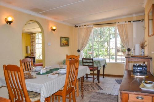 海姆维尔Yellowwood Cottage的厨房以及带桌椅的用餐室。