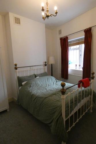 伦敦The South View的一间卧室设有一张床和一个窗口