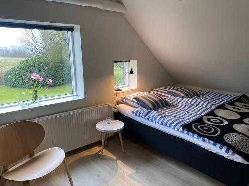 吉弗Skønt hus på landet tæt på Billund的一间小卧室,配有床和窗户