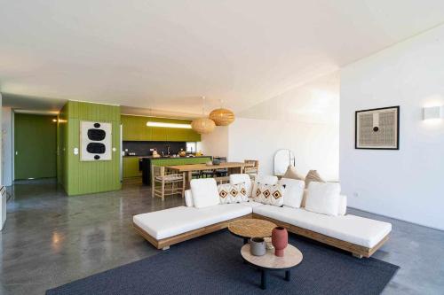 LodõesAcushla Golden House Douro的客厅配有白色的沙发和桌子