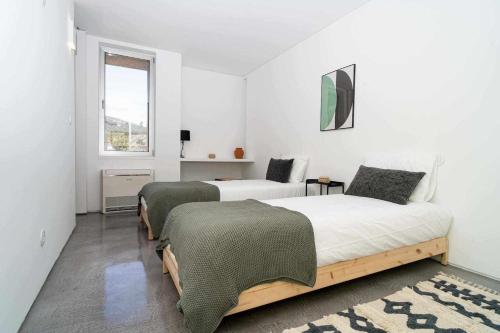 LodõesAcushla Golden House Douro的一间卧室设有两张床和窗户。