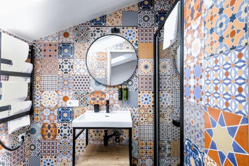 克莱佩达TILTŲ NAMAI Self Check-in Apartments的一间带水槽和镜子的浴室