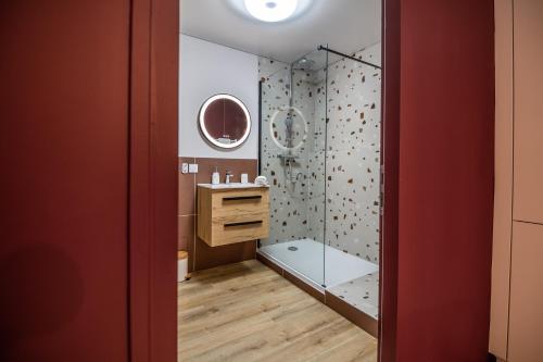 阿维尼翁Jolie Maison de ville proche centre-ville的一间带玻璃淋浴间和水槽的浴室