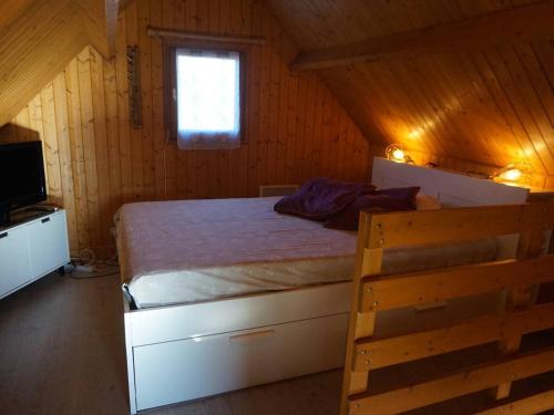 卡布尔Chalet Cabourg, 4 pièces, 8 personnes - FR-1-465-22的小木屋内一间卧室,配有一张床