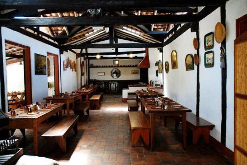圣布兰卡法赞道农家乐的一间设有木桌和长凳的餐厅