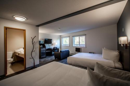 Mayo LandingBedrock Motel的酒店客房配有两张床和一张书桌