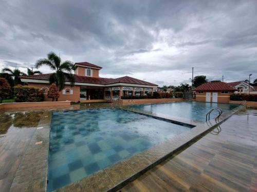 公主港Palawan two bedroom home in puerto princesa city的房屋前的大型游泳池