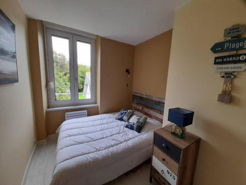 佩罗斯-吉雷克Appartement Perros-Guirec, 3 pièces, 4 personnes - FR-1-368-167的一间卧室设有一张大床和一个窗户。