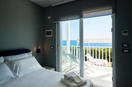 帕图I Vereti的一间卧室设有一张床和一个海景阳台