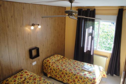 德尼亚克里斯蒂娜旅馆的一间小卧室,配有床和窗户