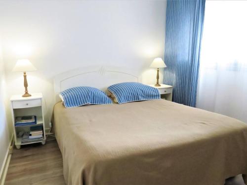 佩罗斯-吉雷克Appartement Perros-Guirec, 2 pièces, 2 personnes - FR-1-368-219的一间卧室配有一张大床和两个枕头