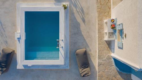 纳乌萨SAIL VILLA的浴室设有蓝色淋浴和镜子