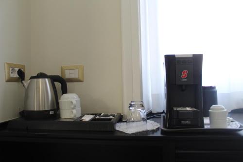 墨西拿Sant'Agostino - Luxury Rooms的桌子上的咖啡机和咖啡壶