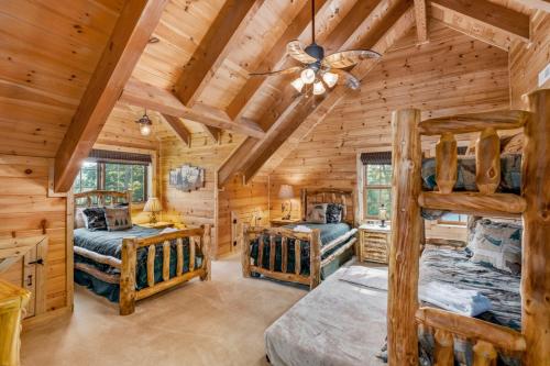 威尔克斯伯纳Lake Haven Lodge的小木屋卧室配有两张双层床