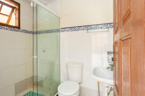 萨夸雷马CASA CORAL SAQUAREMA的一间带卫生间和玻璃淋浴间的浴室
