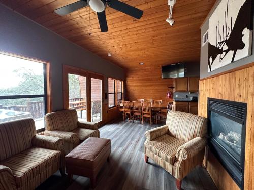峡谷湖Canyon Lakeview Resort的客厅配有两把椅子和壁炉