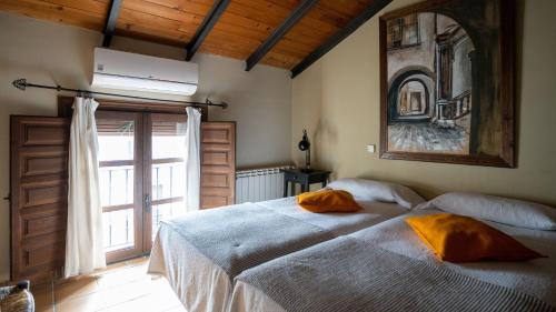 Horche卡萨乡村安德里亚酒店的一间卧室设有一张大床和一个窗户。