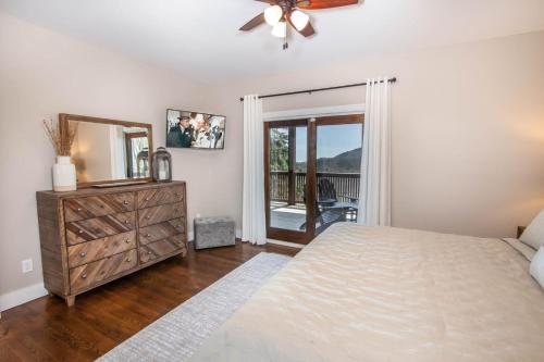 Seven DevilsStarlight Ridge的一间卧室配有一张床、梳妆台和镜子