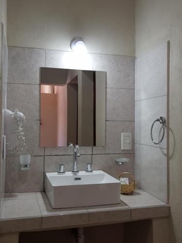 蒂尔卡拉Tierra Primitiva的一间带水槽和镜子的浴室
