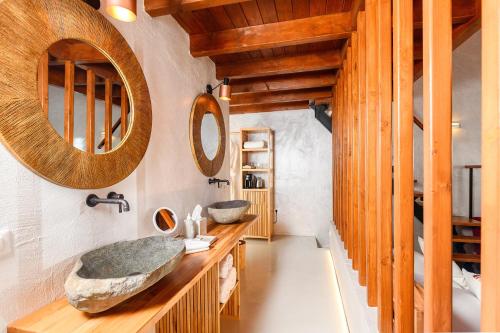 LjaknasiBlerina's Agritourism Concept的一间带两个盥洗盆和大镜子的浴室
