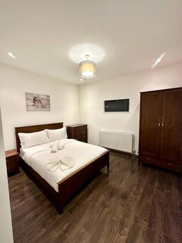 伦敦Alarabi Apartments-Peckham的一间卧室,配有一张床,床上有一个弓
