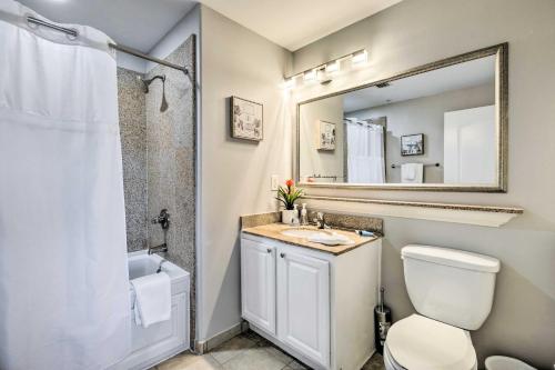 奥兰多Family Resort Condo with 2 Pools 1 Mi to Disney!的一间带卫生间、水槽和镜子的浴室