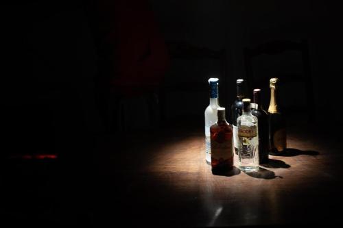 阿雷富LaBebe - Vidraru的黑桌子上坐着三瓶葡萄酒