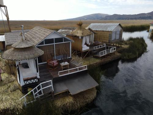 普诺Uros Lake Titicaca Lodge的河流上一些小屋的空中景观
