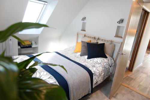 卡伦普顿The Roost - a bird's eye view in the countryside的一间卧室配有蓝色和橙色枕头的床